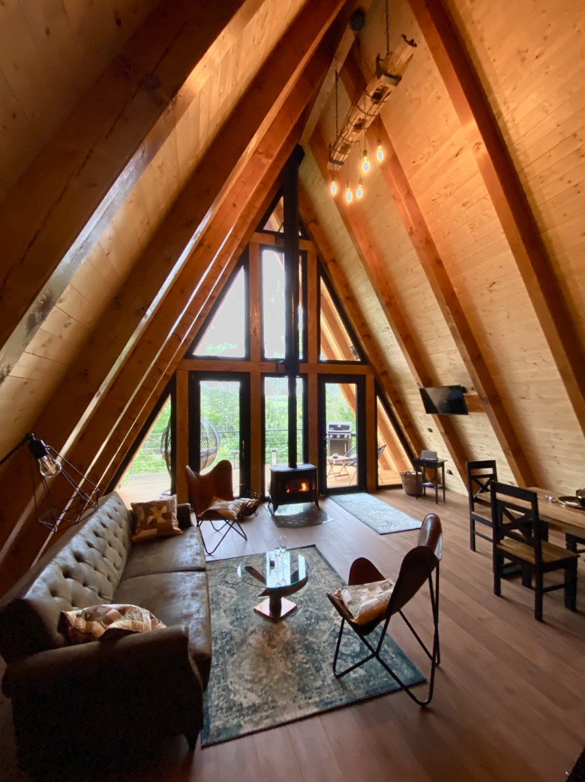Chata u Černé Kočky — A-frame interiér